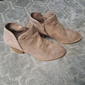 FERGIE BIANCA BOOTIE ANKLE BOOTS WOMENS SIZE 7M DISTRESSED LOW HEEL SIDE ZIP